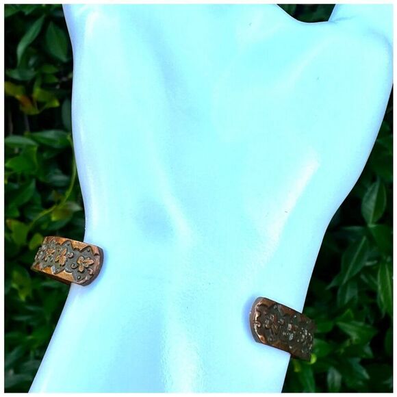 Copper tone open cuff bracelet - Picture 3 of 7